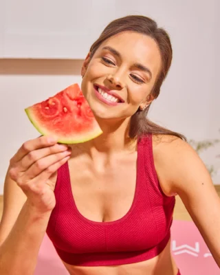 Après une bonne séance de sport, rien de mieux qu’un Poké frais & coloré 🌈@marinelorphelin_off a craqué pour notre Red & Mango Poké à base de pastèque 🍉 et chutney de mangue 🥭 : un mix ultra frais et plein de peps !Une recette ultra rafraichissante à déguster tout l’été ! 😎😏#pokawa #pokebowl #poke #healthyfood #freshfood #marinelorphelin #MarineLorphelinxPokawa