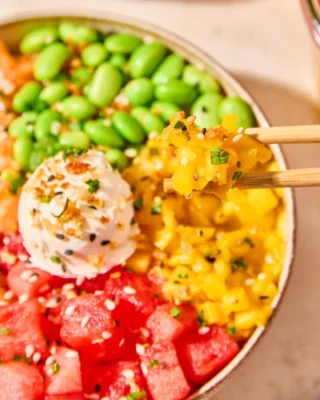 Unique et extrêmemeeeent savoureux, notre chutney de mangue apporte douceur et fraîcheur dans notre dernière nouveauté : le Red & Mango Poké 🍉Alors vous l’avez goûté ?🤤#pokawa #pokebowl #poke #healthyfood #RedandMangoPoké