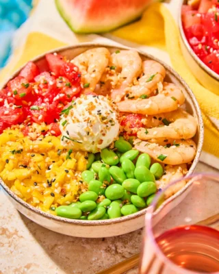Aujourd’hui, les crevettes 🦐 issues d’une pêche durable sont à l’honneur dans le Red&Mango Poké 🍉 elles sont une excellente source de protéines et pleines de saveurs ! 😋 ��#pokawa #pokebowl #poke #healthyfood #alimentationsaine