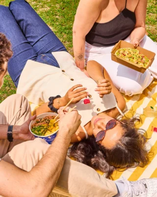 Un pique-nique 🧺, du soleil ☀️ et  des Pokés 🌴 ! Que demander de plus ? #pokawa #pokebowl #poke #healthyfood #piquenique